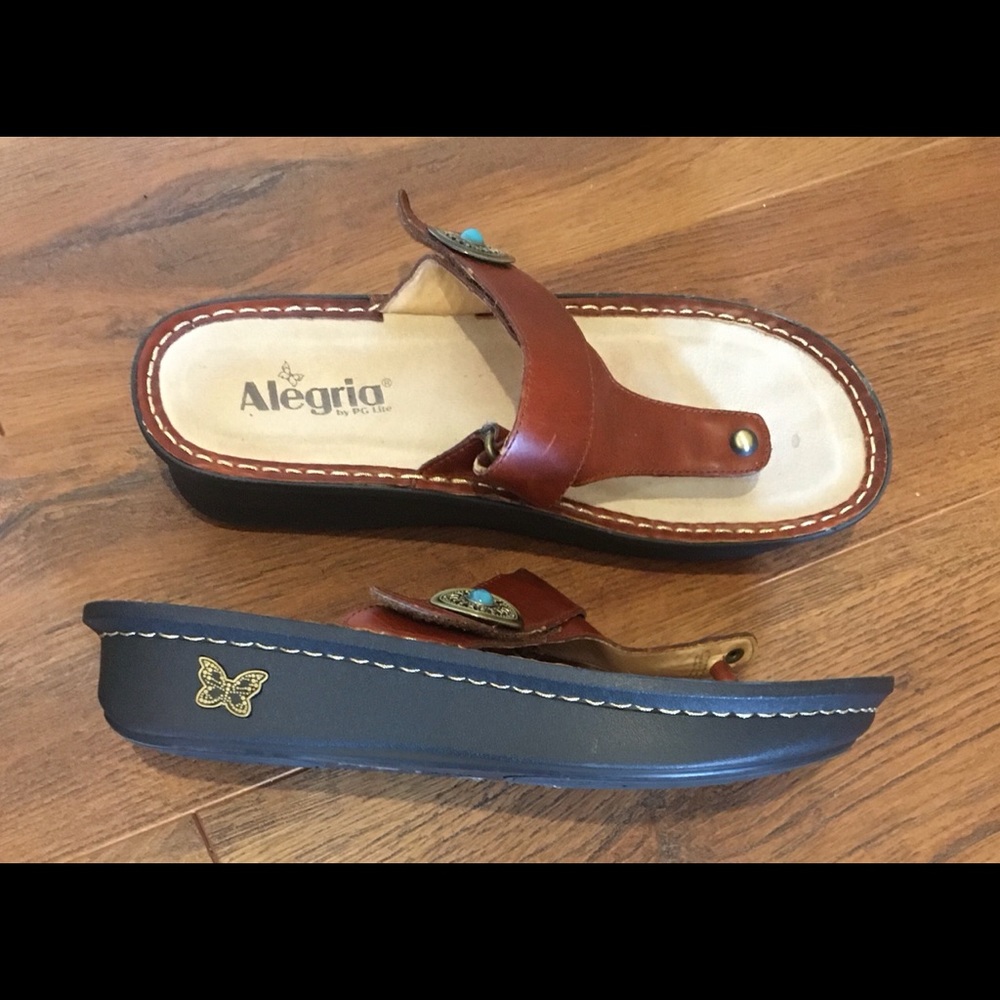 Great thong shoe! Worn once to a pool party.